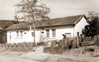 A primeira escola da cidade foi adaptada e transformada em prefeitura e
câmara municipal. Isso já em 1965, ano de emancipação político-administrativa
